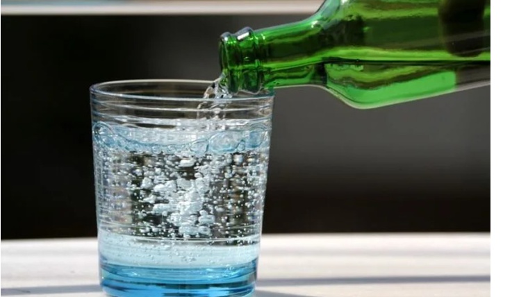 食前に炭酸水を飲むのはダイエットにならない!?